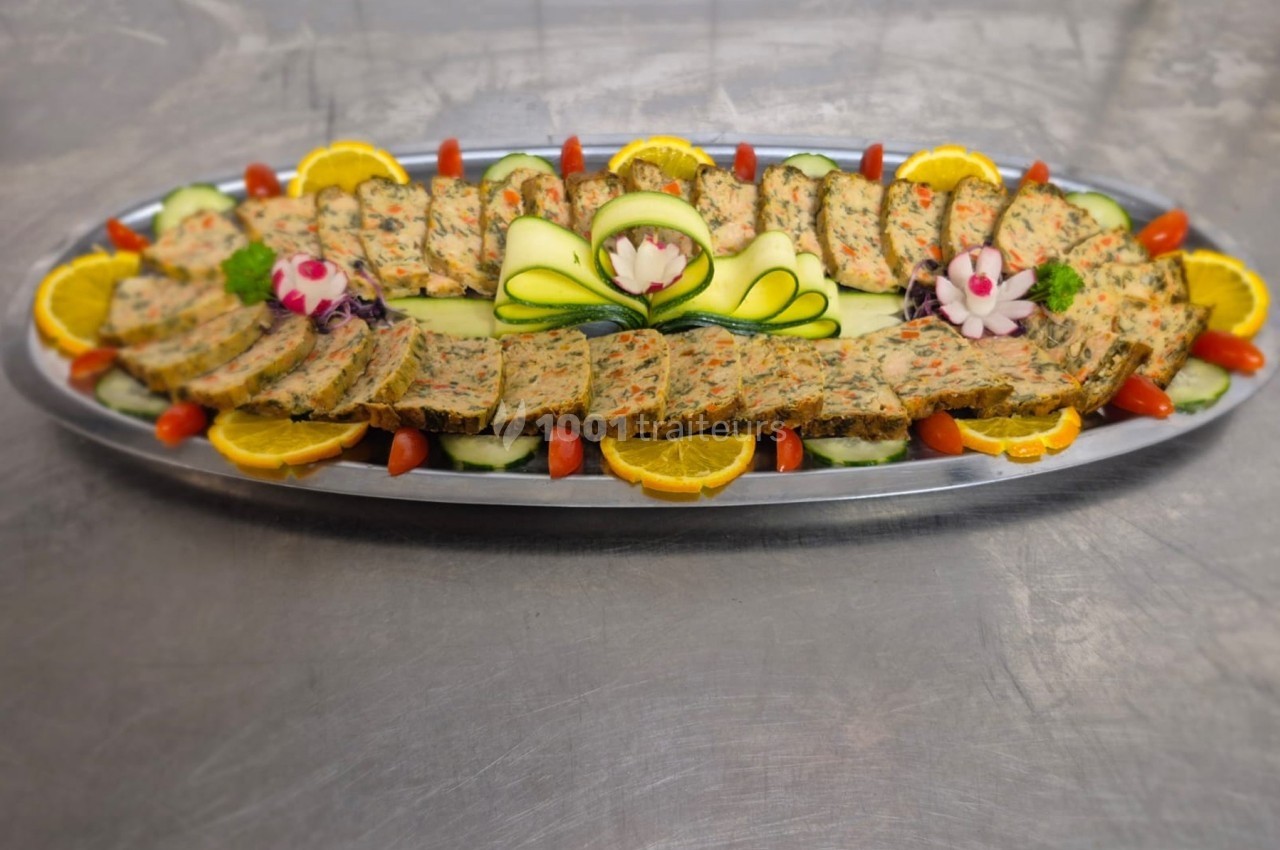 Plateau de terrines de légumes décoré de tranches d'orange, rondelles de concombre et garnitures florales.