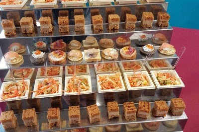 Miniature Traiteur Marles-en-Brie (Seine-et-Marne) - Eclat des Saveurs #64 Assiette composée de foie gras, gelée, pain brioché, tranches d'orange, groseilles, jeunes pousses et graines noires.