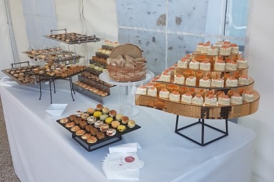 Miniature Traiteur Marles-en-Brie (Seine-et-Marne) - Eclat des Saveurs #74 Assiette composée de foie gras, gelée, pain brioché, tranches d'orange, groseilles, jeunes pousses et graines noires.