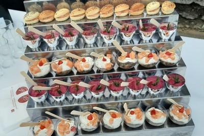 Miniature Traiteur Marles-en-Brie (Seine-et-Marne) - Eclat des Saveurs #83 Assiette composée de foie gras, gelée, pain brioché, tranches d'orange, groseilles, jeunes pousses et graines noires.