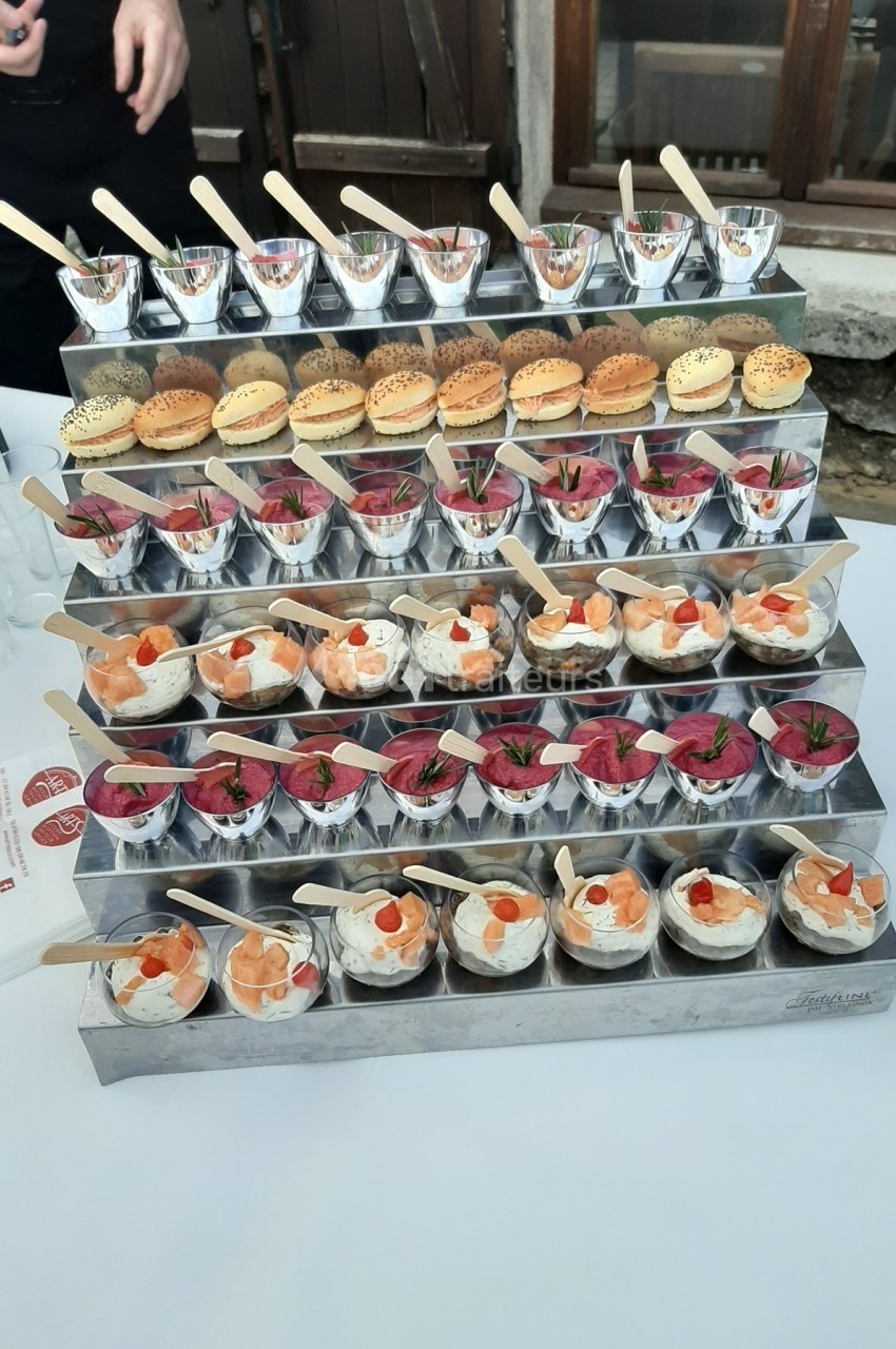 Présentoir en métal avec des verrines salées et sucrées, accompagnées de petites cuillères en bois.