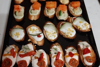 Miniature Traiteur Marles-en-Brie (Seine-et-Marne) - Eclat des Saveurs #90 Assiette composée de foie gras, gelée, pain brioché, tranches d'orange, groseilles, jeunes pousses et graines noires.