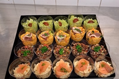 Miniature Traiteur Marles-en-Brie (Seine-et-Marne) - Eclat des Saveurs #113 Assiette composée de foie gras, gelée, pain brioché, tranches d'orange, groseilles, jeunes pousses et graines noires.