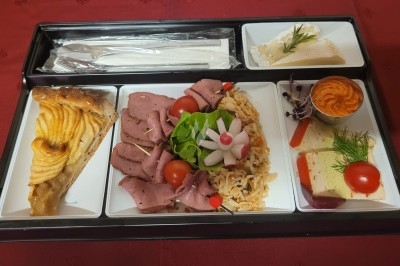 Miniature Traiteur Marles-en-Brie (Seine-et-Marne) - Eclat des Saveurs #123 Assiette composée de foie gras, gelée, pain brioché, tranches d'orange, groseilles, jeunes pousses et graines noires.