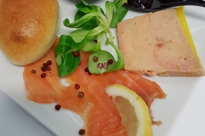 Miniature Traiteur Marles-en-Brie (Seine-et-Marne) - Eclat des Saveurs #128 Assiette composée de foie gras, gelée, pain brioché, tranches d'orange, groseilles, jeunes pousses et graines noires.