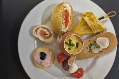 Miniature Traiteur Marles-en-Brie (Seine-et-Marne) - Eclat des Saveurs #146 Assiette composée de foie gras, gelée, pain brioché, tranches d'orange, groseilles, jeunes pousses et graines noires.