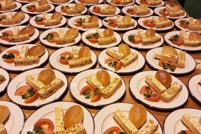 Miniature Traiteur Marles-en-Brie (Seine-et-Marne) - Eclat des Saveurs #149 Assiette composée de foie gras, gelée, pain brioché, tranches d'orange, groseilles, jeunes pousses et graines noires.