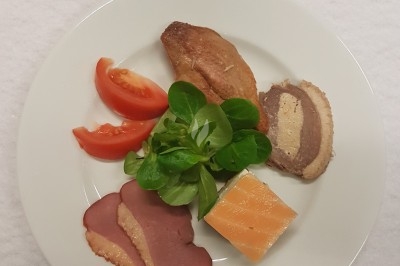 Miniature Traiteur Marles-en-Brie (Seine-et-Marne) - Eclat des Saveurs #152 Assiette composée de foie gras, gelée, pain brioché, tranches d'orange, groseilles, jeunes pousses et graines noires.