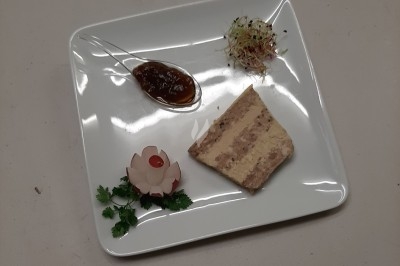 Miniature Traiteur Marles-en-Brie (Seine-et-Marne) - Eclat des Saveurs #164 Assiette composée de foie gras, gelée, pain brioché, tranches d'orange, groseilles, jeunes pousses et graines noires.