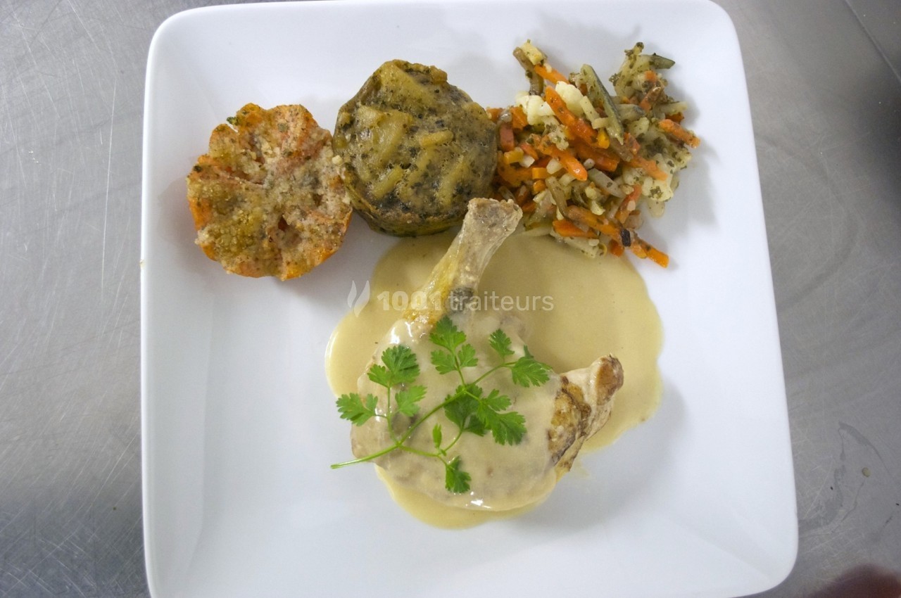 Assiette avec une cuisse de volaille en sauce, accompagnée de légumes variés et de gratins individuels.