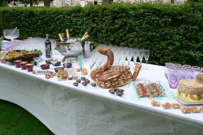 Assiette composée de foie gras, gelée, pain brioché, tranches d'orange, groseilles, jeunes pousses et graines noires.