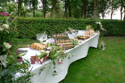 Assiette composée de foie gras, gelée, pain brioché, tranches d'orange, groseilles, jeunes pousses et graines noires.