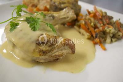 Assiette composée de foie gras, gelée, pain brioché, tranches d'orange, groseilles, jeunes pousses et graines noires.