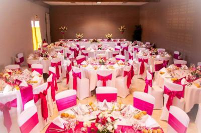 Assiette composée de foie gras, gelée, pain brioché, tranches d'orange, groseilles, jeunes pousses et graines noires.