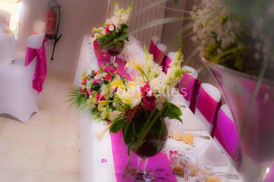 Assiette composée de foie gras, gelée, pain brioché, tranches d'orange, groseilles, jeunes pousses et graines noires.