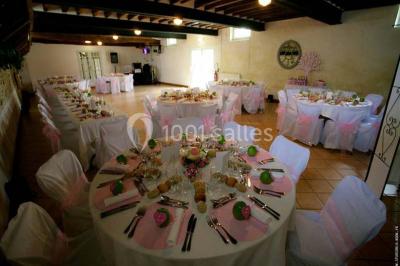 Assiette composée de foie gras, gelée, pain brioché, tranches d'orange, groseilles, jeunes pousses et graines noires.