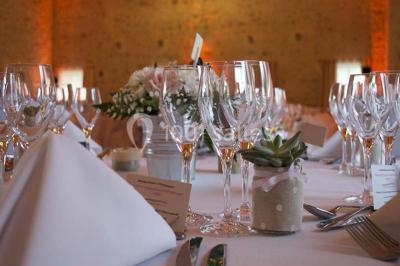 Assiette composée de foie gras, gelée, pain brioché, tranches d'orange, groseilles, jeunes pousses et graines noires.