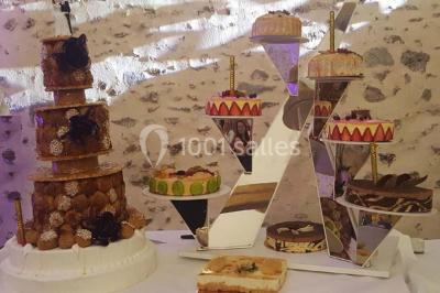 Assiette composée de foie gras, gelée, pain brioché, tranches d'orange, groseilles, jeunes pousses et graines noires.