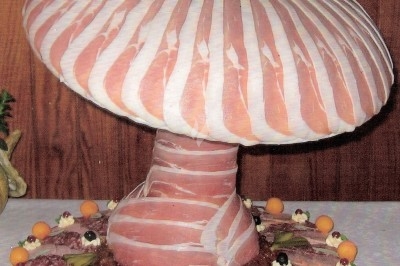 Assiette composée de foie gras, gelée, pain brioché, tranches d'orange, groseilles, jeunes pousses et graines noires.