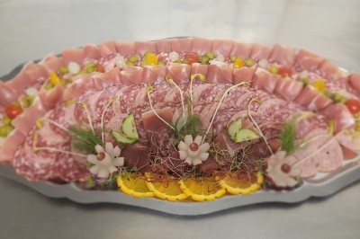 Assiette composée de foie gras, gelée, pain brioché, tranches d'orange, groseilles, jeunes pousses et graines noires.