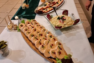 Assiette composée de foie gras, gelée, pain brioché, tranches d'orange, groseilles, jeunes pousses et graines noires.