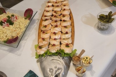 Assiette composée de foie gras, gelée, pain brioché, tranches d'orange, groseilles, jeunes pousses et graines noires.