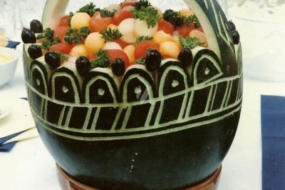 Assiette composée de foie gras, gelée, pain brioché, tranches d'orange, groseilles, jeunes pousses et graines noires.