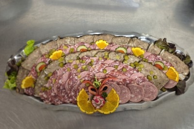 Assiette composée de foie gras, gelée, pain brioché, tranches d'orange, groseilles, jeunes pousses et graines noires.