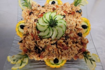 Assiette composée de foie gras, gelée, pain brioché, tranches d'orange, groseilles, jeunes pousses et graines noires.