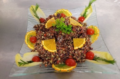 Assiette composée de foie gras, gelée, pain brioché, tranches d'orange, groseilles, jeunes pousses et graines noires.