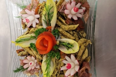 Assiette composée de foie gras, gelée, pain brioché, tranches d'orange, groseilles, jeunes pousses et graines noires.