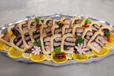 Assiette composée de foie gras, gelée, pain brioché, tranches d'orange, groseilles, jeunes pousses et graines noires.