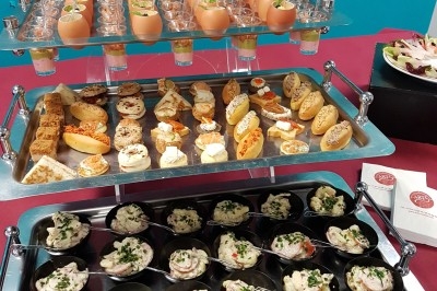 Assiette composée de foie gras, gelée, pain brioché, tranches d'orange, groseilles, jeunes pousses et graines noires.