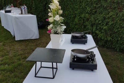 Assiette composée de foie gras, gelée, pain brioché, tranches d'orange, groseilles, jeunes pousses et graines noires.