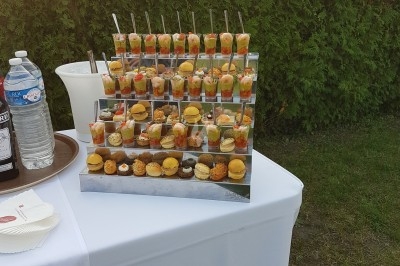 Assiette composée de foie gras, gelée, pain brioché, tranches d'orange, groseilles, jeunes pousses et graines noires.