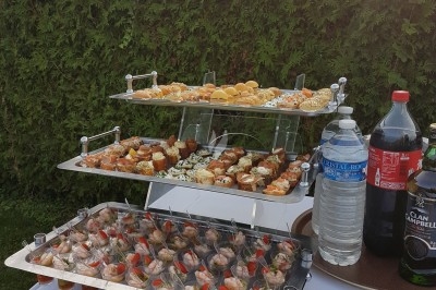 Assiette composée de foie gras, gelée, pain brioché, tranches d'orange, groseilles, jeunes pousses et graines noires.