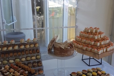 Assiette composée de foie gras, gelée, pain brioché, tranches d'orange, groseilles, jeunes pousses et graines noires.