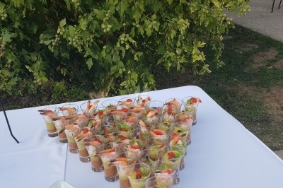 Assiette composée de foie gras, gelée, pain brioché, tranches d'orange, groseilles, jeunes pousses et graines noires.