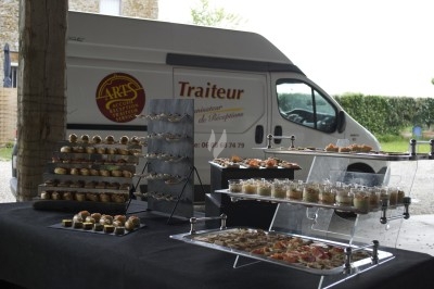 Assiette composée de foie gras, gelée, pain brioché, tranches d'orange, groseilles, jeunes pousses et graines noires.