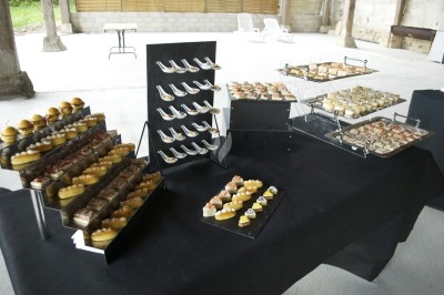 Assiette composée de foie gras, gelée, pain brioché, tranches d'orange, groseilles, jeunes pousses et graines noires.