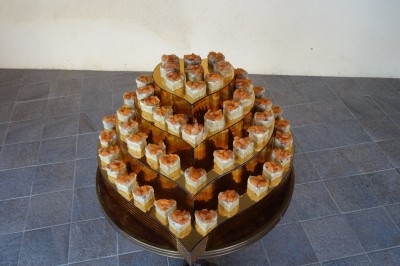 Assiette composée de foie gras, gelée, pain brioché, tranches d'orange, groseilles, jeunes pousses et graines noires.