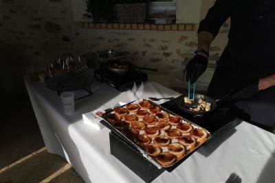 Assiette composée de foie gras, gelée, pain brioché, tranches d'orange, groseilles, jeunes pousses et graines noires.