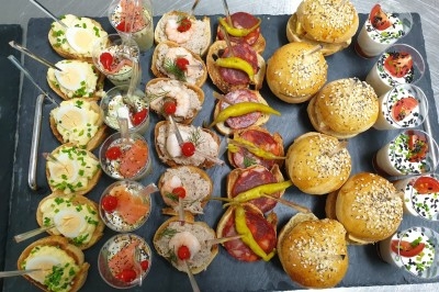 Assiette composée de foie gras, gelée, pain brioché, tranches d'orange, groseilles, jeunes pousses et graines noires.