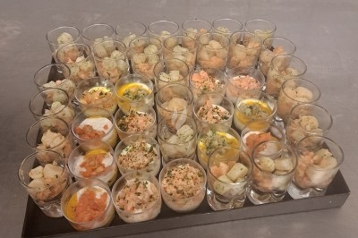 Assiette composée de foie gras, gelée, pain brioché, tranches d'orange, groseilles, jeunes pousses et graines noires.