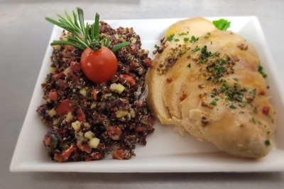 Assiette composée de foie gras, gelée, pain brioché, tranches d'orange, groseilles, jeunes pousses et graines noires.
