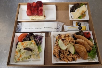 Assiette composée de foie gras, gelée, pain brioché, tranches d'orange, groseilles, jeunes pousses et graines noires.