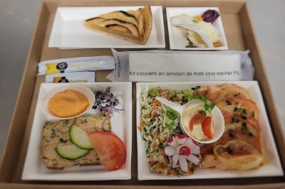 Assiette composée de foie gras, gelée, pain brioché, tranches d'orange, groseilles, jeunes pousses et graines noires.