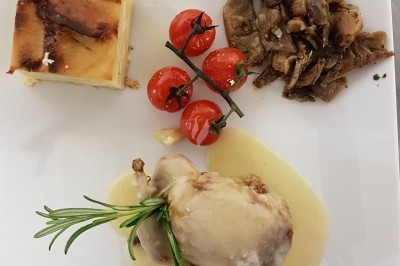 Assiette composée de foie gras, gelée, pain brioché, tranches d'orange, groseilles, jeunes pousses et graines noires.