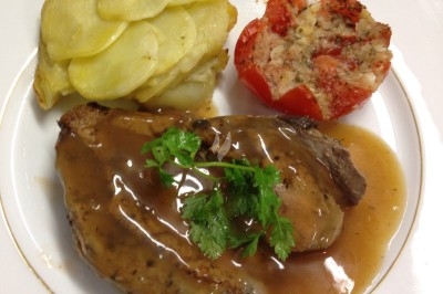 Assiette composée de foie gras, gelée, pain brioché, tranches d'orange, groseilles, jeunes pousses et graines noires.