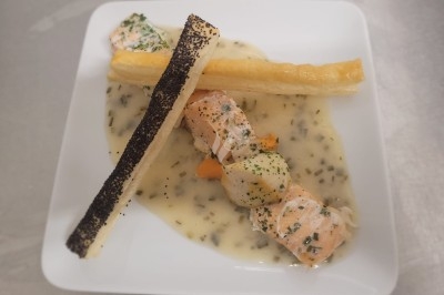 Assiette composée de foie gras, gelée, pain brioché, tranches d'orange, groseilles, jeunes pousses et graines noires.